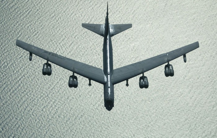 Máy bay ném bom chiến lược B-52 của Không quân Mỹ đang bay đi oanh tạc Iraq ngày 28/3/2003 sau khi được một chiếc vận tải cơ KC-10 tiếp nhiên liệu trên không ở Biển Đen.